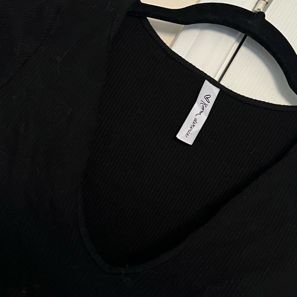 Low V-neck Bodysuit - Picture 3 of 4